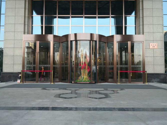酒店旋轉(zhuǎn)門安裝與工業(yè)門選型指南 弧形玻璃自動(dòng)門與兩翼旋轉(zhuǎn)門的應(yīng)用
